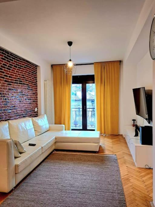 Classy Apartment With Parking In The City Center Bukarest Kültér fotó