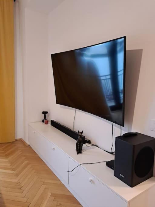 Classy Apartment With Parking In The City Center Bukarest Kültér fotó