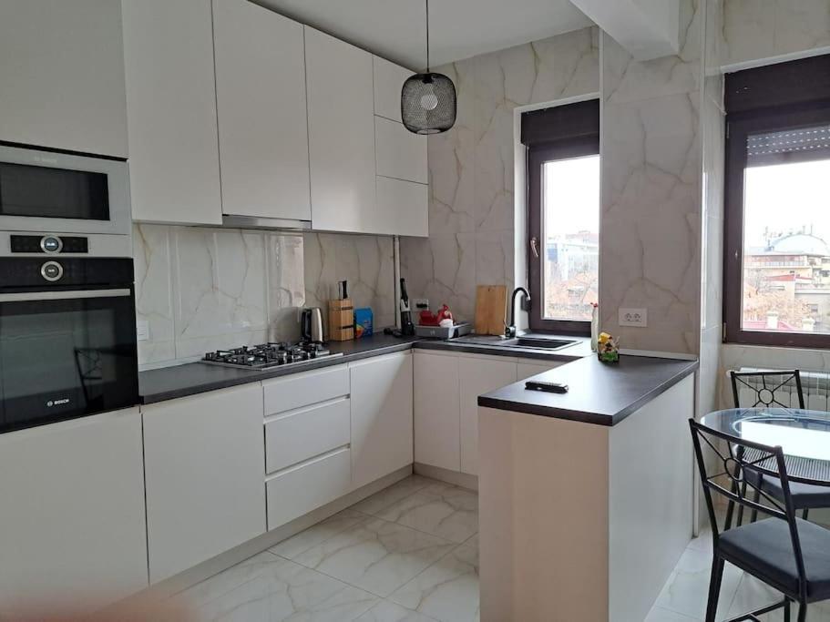 Classy Apartment With Parking In The City Center Bukarest Kültér fotó