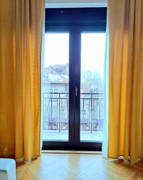 Classy Apartment With Parking In The City Center Bukarest Kültér fotó