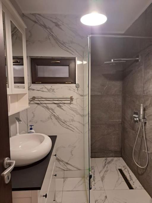 Classy Apartment With Parking In The City Center Bukarest Kültér fotó
