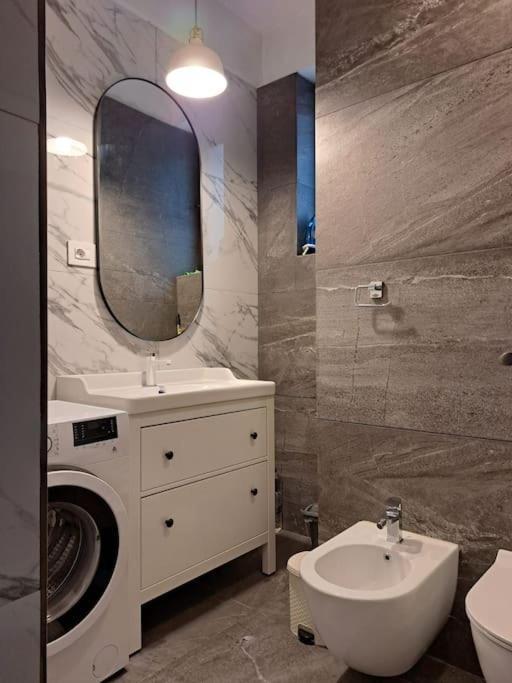 Classy Apartment With Parking In The City Center Bukarest Kültér fotó