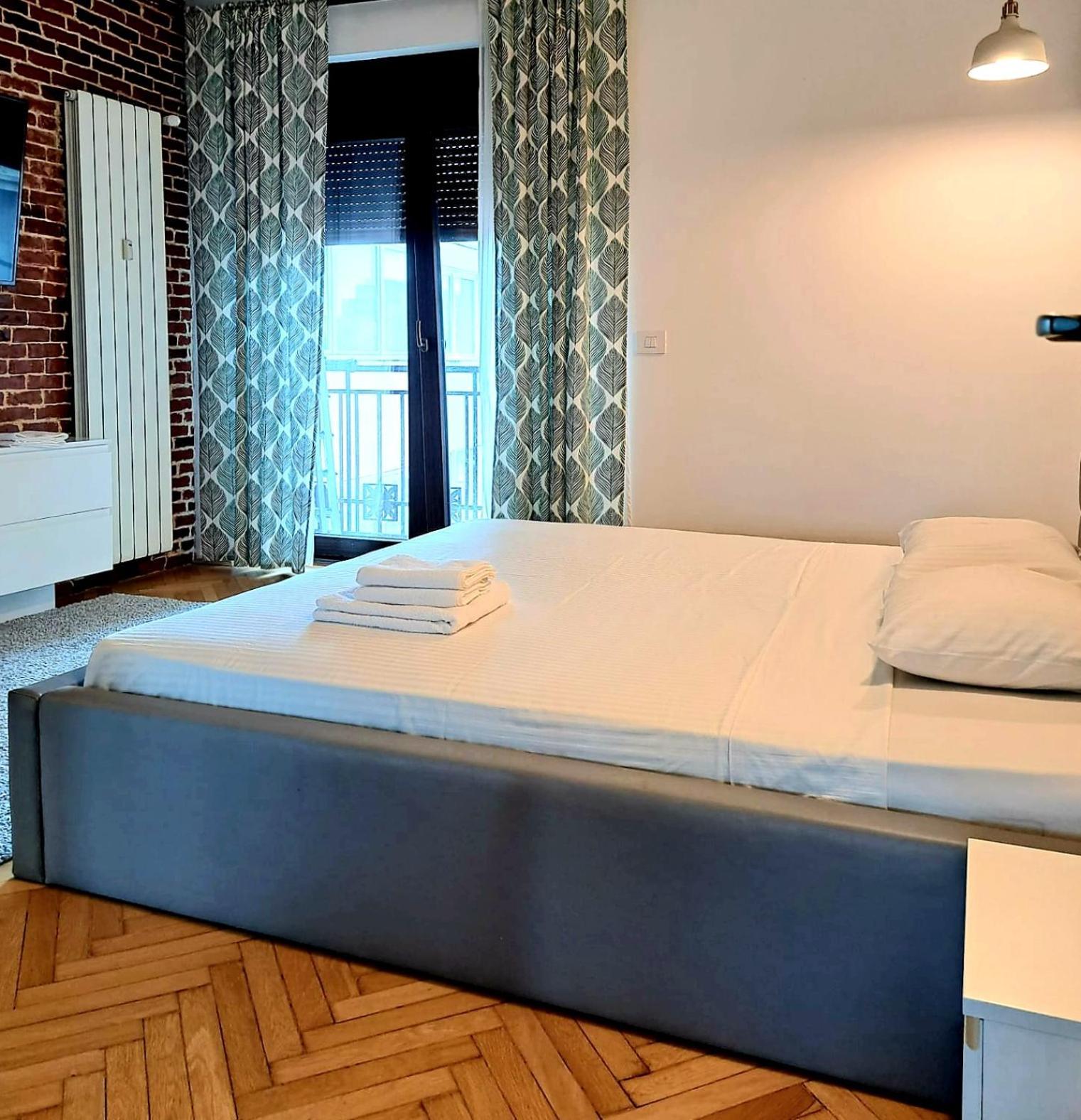 Classy Apartment With Parking In The City Center Bukarest Kültér fotó