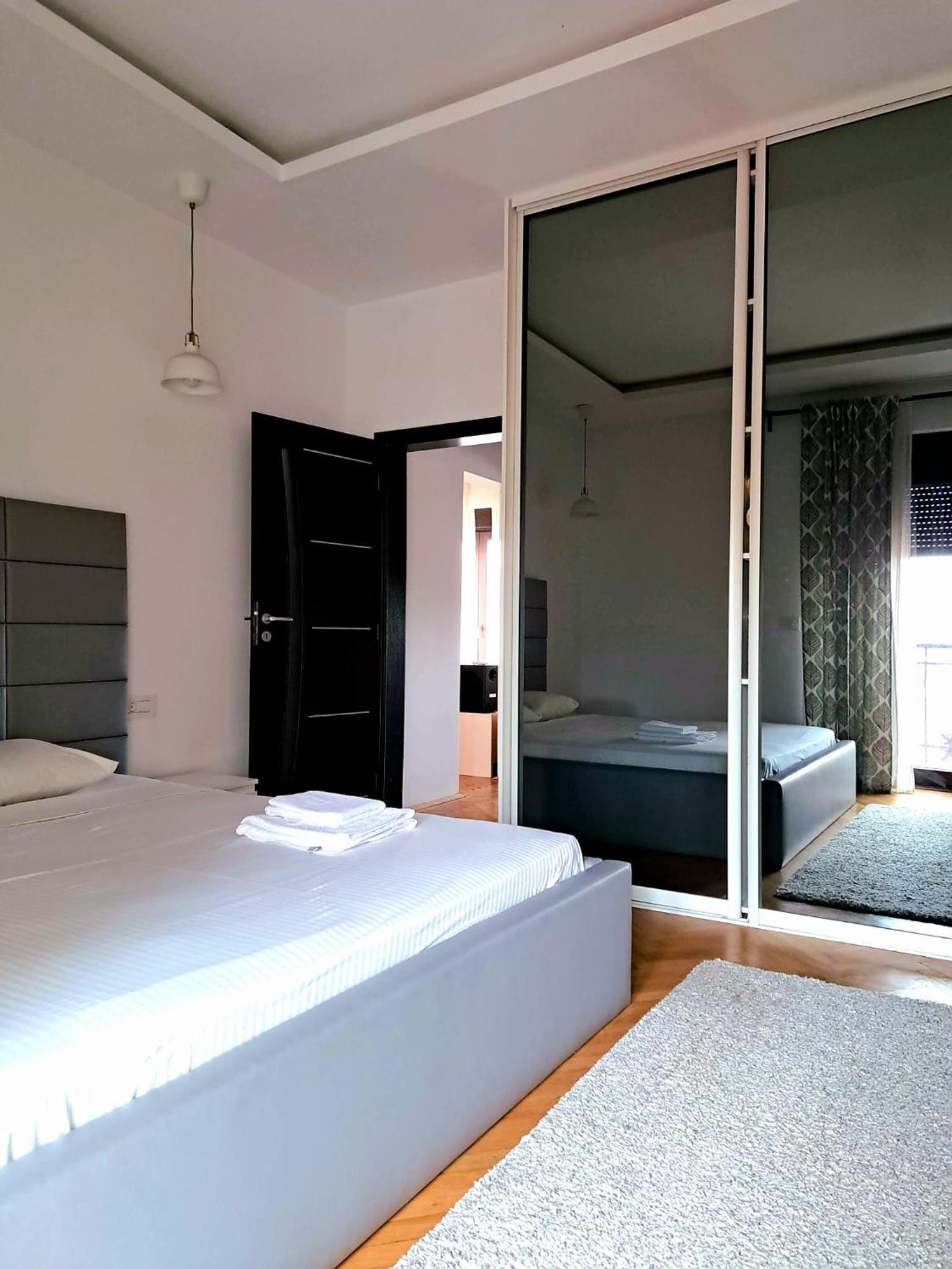 Classy Apartment With Parking In The City Center Bukarest Kültér fotó